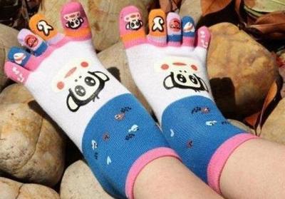 賣五指襪的姑娘,現在月收入過萬元